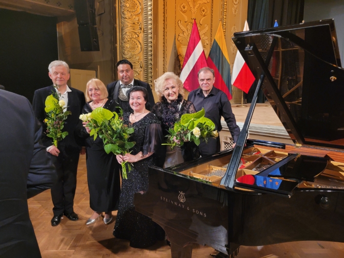 atlikėjai - profesoriai iš Lenkijos, Latvijos ir tarpt.konkursų LT, Vokietijoje, Bulgarijoje, Rusijoje laureatai - Mindaugas Rojus ir Inga Maknavičienė